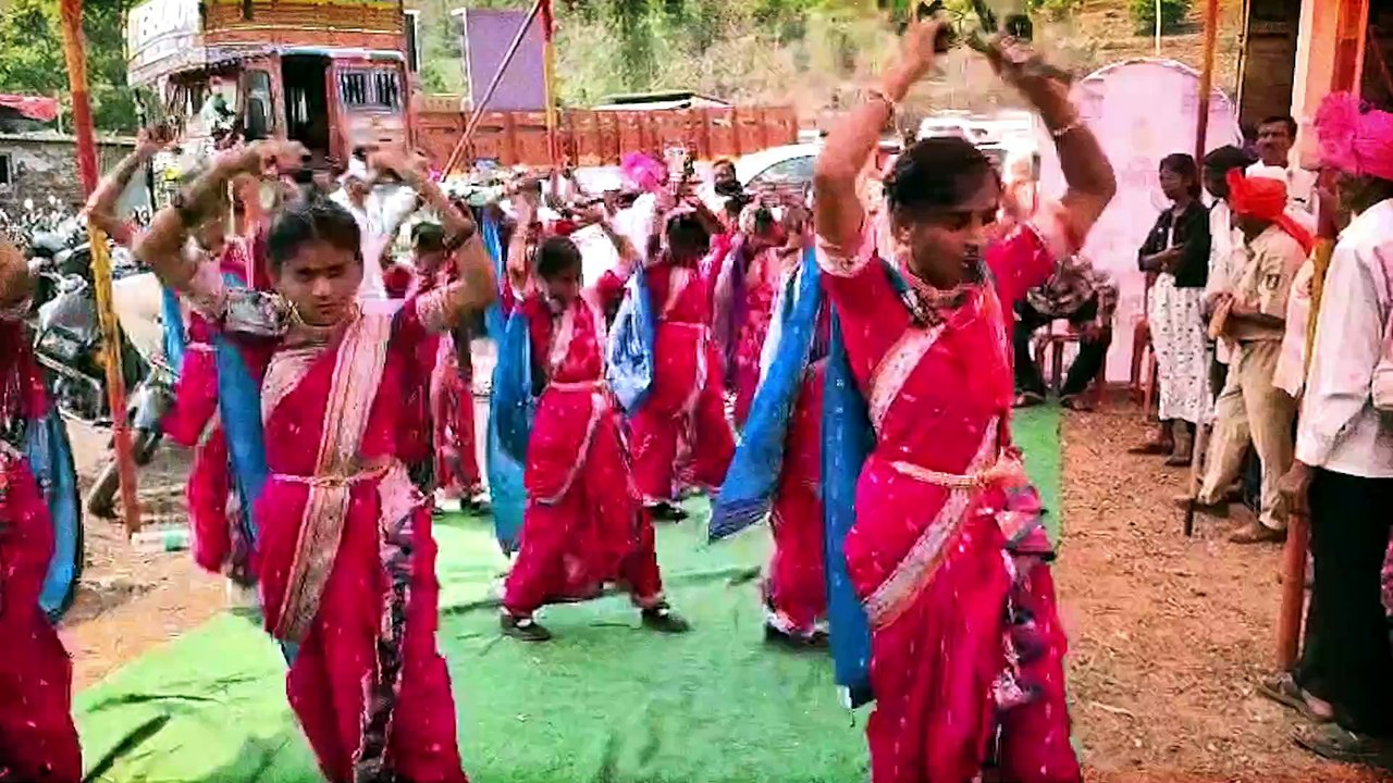 हरिनामाच्या गजरात, वृक्षारोपण करत वधूवरांनी केला आदर्श घालून देणारा विवाह...