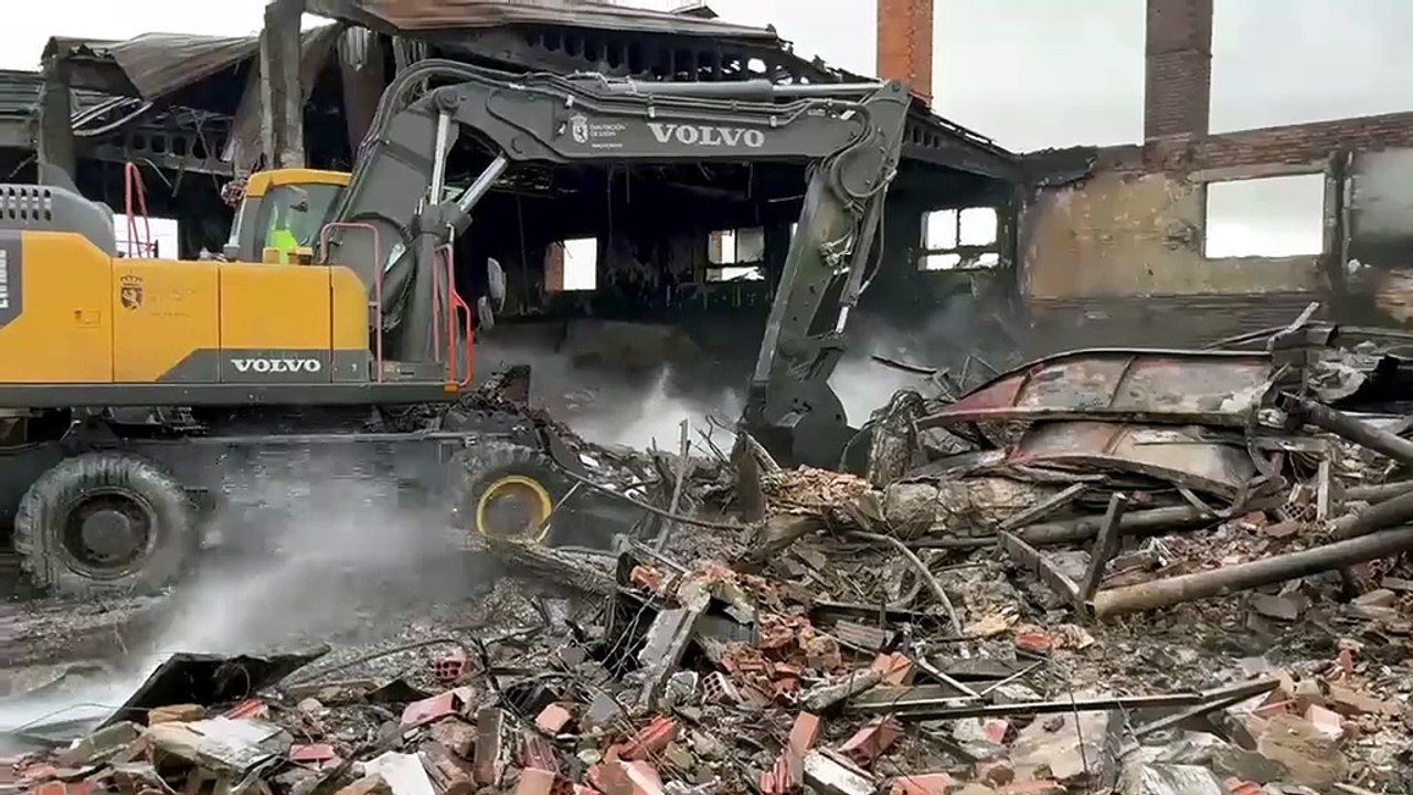 Labores de extinción del incendio de La Bañeza