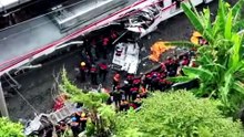KA Argo Bromo Anggrek tabrak KRL di Bekasi Timur. | Argo Bromo Anggrek train hit a commuter train in East Bekasi.