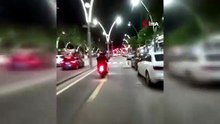 Trafikte hız yapan domuz yaya geçidinden geçen yayaya çarptı