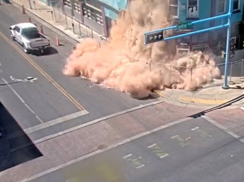 Knapp neben Auto: Hausfassade stürzt auf Straße