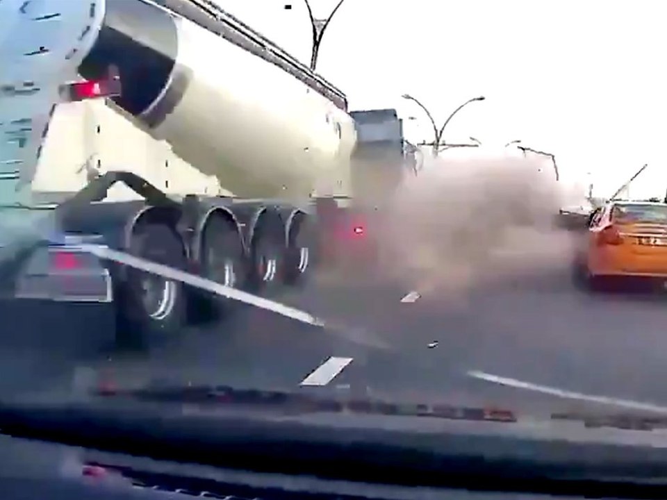 Tödliche Kettenreaktion: Zementlaster rast in mehrere Autos