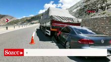 TIR'ın altına giren otomobilin sürücüsü yara almadan kurtuldu