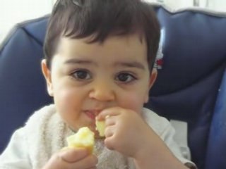 Antoine croque la pomme