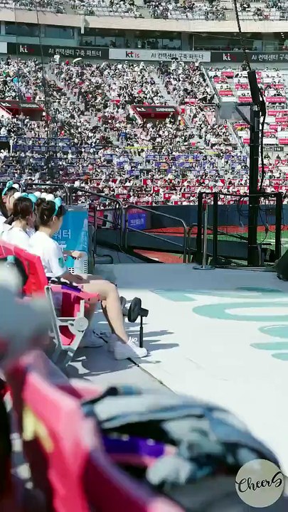 Hold Up Outsong Cheerleader