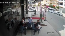 Sohbet masasına düşen davetsiz misafir paniğe neden oldu