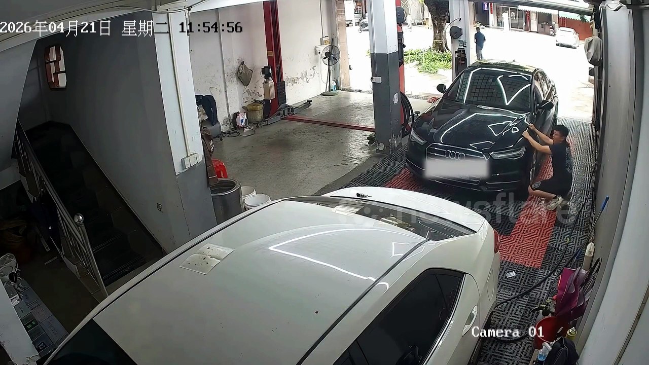 Faire tomber le capot d'une voiture sur ses doigts
