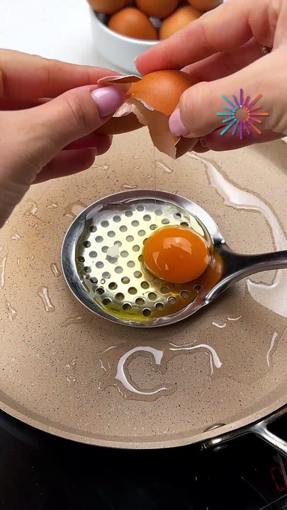 Simple egg hack for perfect results 🍳