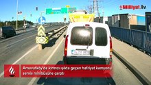 Arnavutköy'de hafriyat kamyonunun servis minibüsüne çarpması kamerada