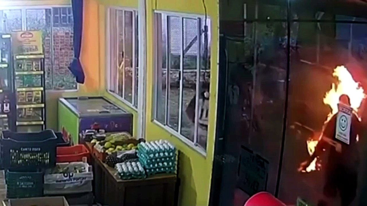 Câmera flagra homem ateando fogo em vereador no litoral do Paraná; veja