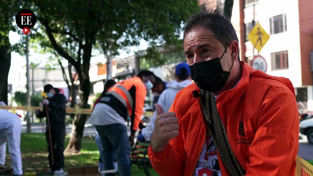 Jóvenes del Idipron reparan las sillas del Park Way en Bogotá
