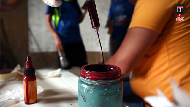 Artista pinta murales con sangre para rechazar la discriminación contra los tatuados