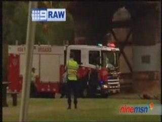 Un homme ivre tombe d'un pont sur un camion de pompier