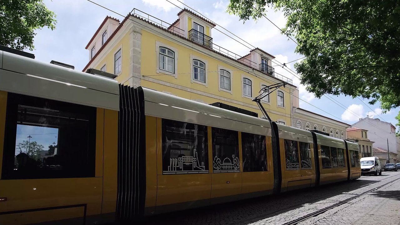 NEVER TOO SMALL: 3 in 1 Artist’s Home, Studio and Gallery, Lisbon 50sqm/538sqft