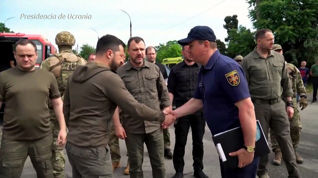 Zelenski visita zona inundada por destrucción de represa en Ucrania