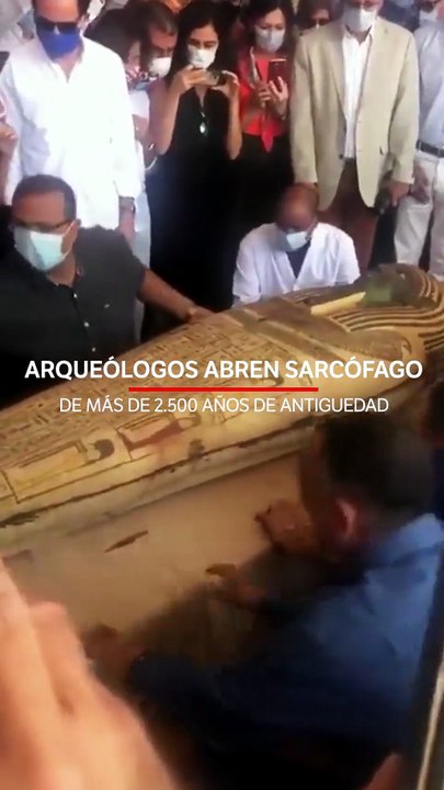Sarcófago con más de 2.500 años de antigüedad fue abierto por arqueólogos egipcios