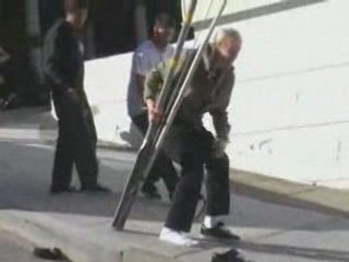 Chute en Skateboard dans un poteau