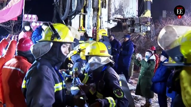 Rescatan a 11 mineros atrapados en una mina de oro de China