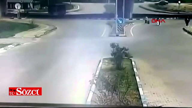 Öğrencileri taşıyan halk otobüsünün otomobilin üzerine devrildiği kaza kamerada