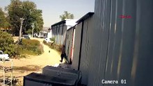 Bursa'da icra takibi başlatan kız kardeşlere silahlı saldırı! O anlar kamerada