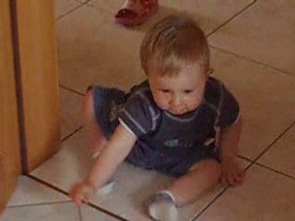 Mathis fait du 4 pattes