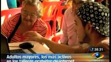 Ancianos aprenden a manejar Internet