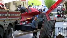 İstanbul korku dolu anlar: Yokuşta kayan iş makinesi ortalığı savaş alanına çevirdi
