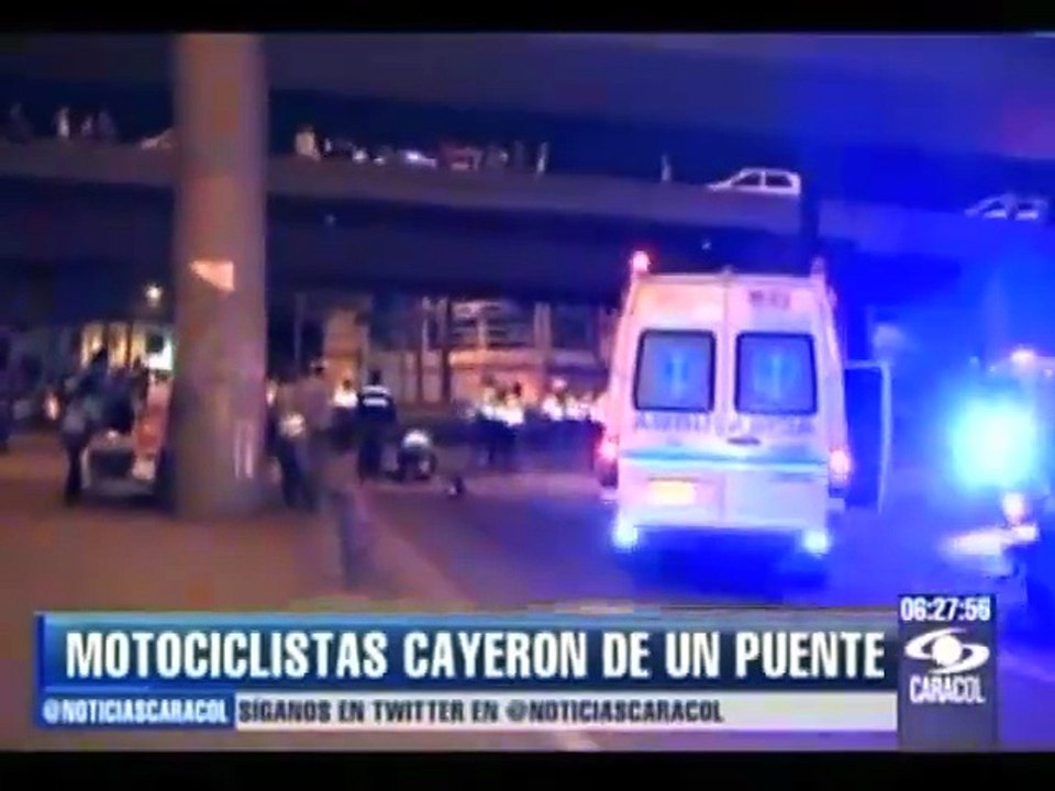 Motociclistas cayeron de un puente
