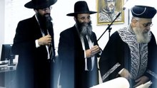 כתיבת אותיות ע"י הראשל"צ הרה"ג יצחק יוסף שליט"א בספר תורה הנדיר שכתב רבנו הרה"ג הרב יצחק חלימי שליטא