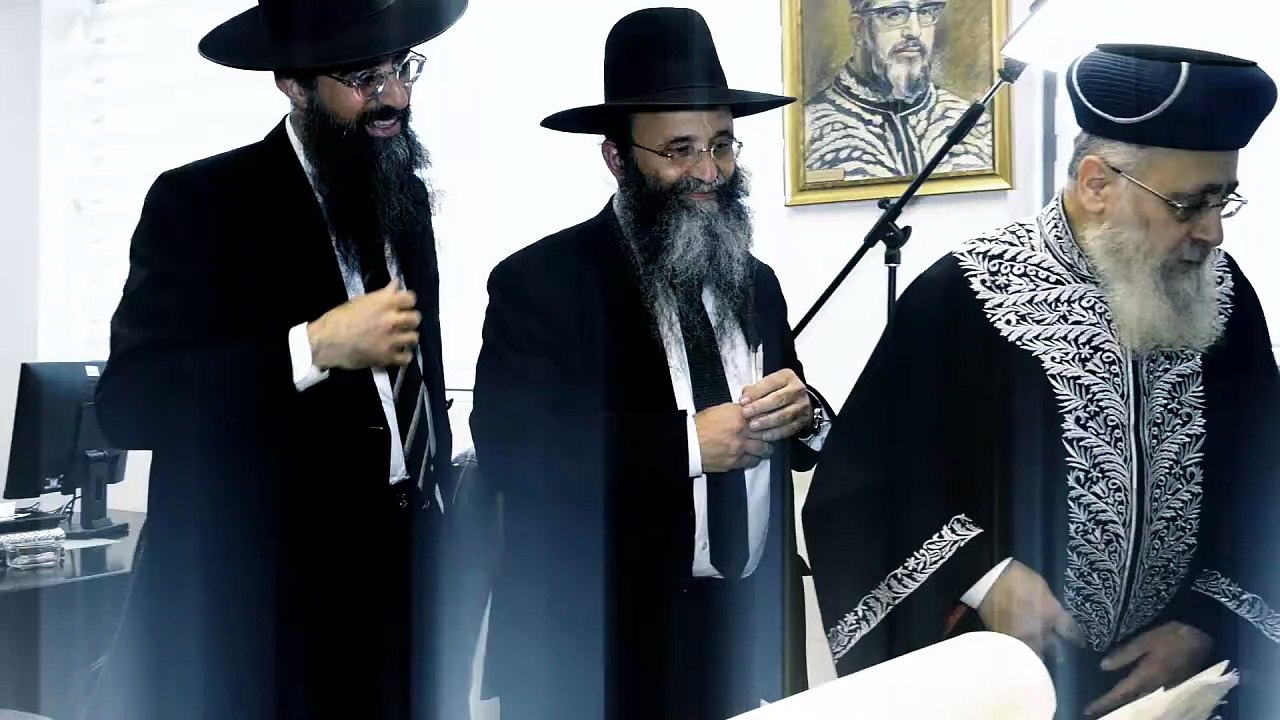 כתיבת אותיות ע"י הראשל"צ הרה"ג יצחק יוסף שליט"א בספר תורה הנדיר שכתב רבנו הרה"ג הרב יצחק חלימי שליטא