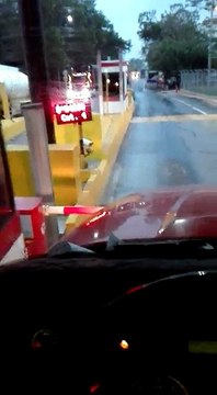 Camioneros pagan peajes con monedas de $50