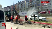 Kocaeli'de kazı yaparken su borusu patladı, tazyikli su caddeyi esir aldı