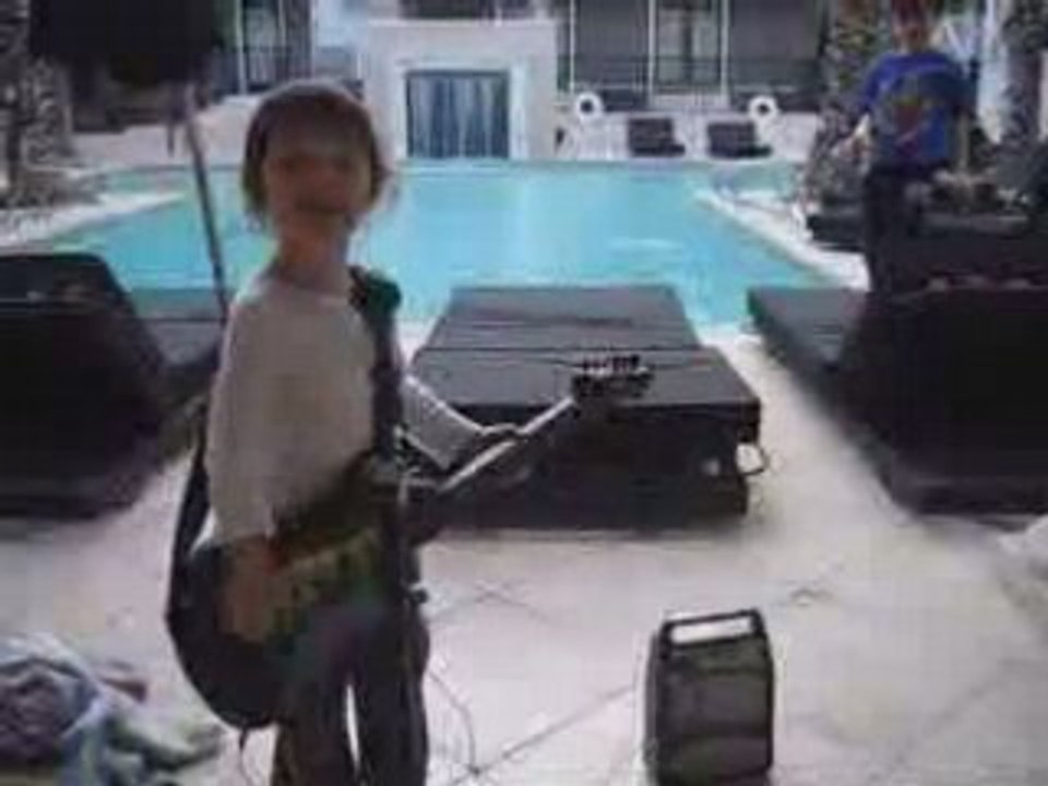 Bring me the horizon!! (by a little girl)