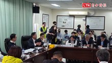 立委開會「下小雨」、員工頻接水 許智傑：小事啦麥擱來啊