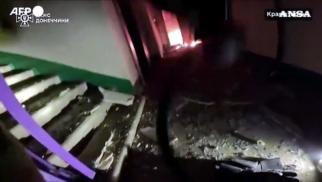 Ucraina, drone russo su un edificio a Kramatorsk: pompiere salva una donna e i suoi gatti