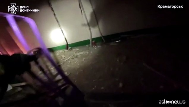Ucraina, il salvataggio di una donna e i suoi gatti visto dalla bodycam