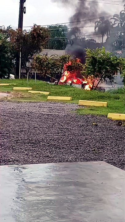 Queda de escapamento causa incêndio aterrorizante na BR-101