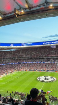 Lluvia de papel higiénico en el Metropolitano antes del Atleti-Arsenal
