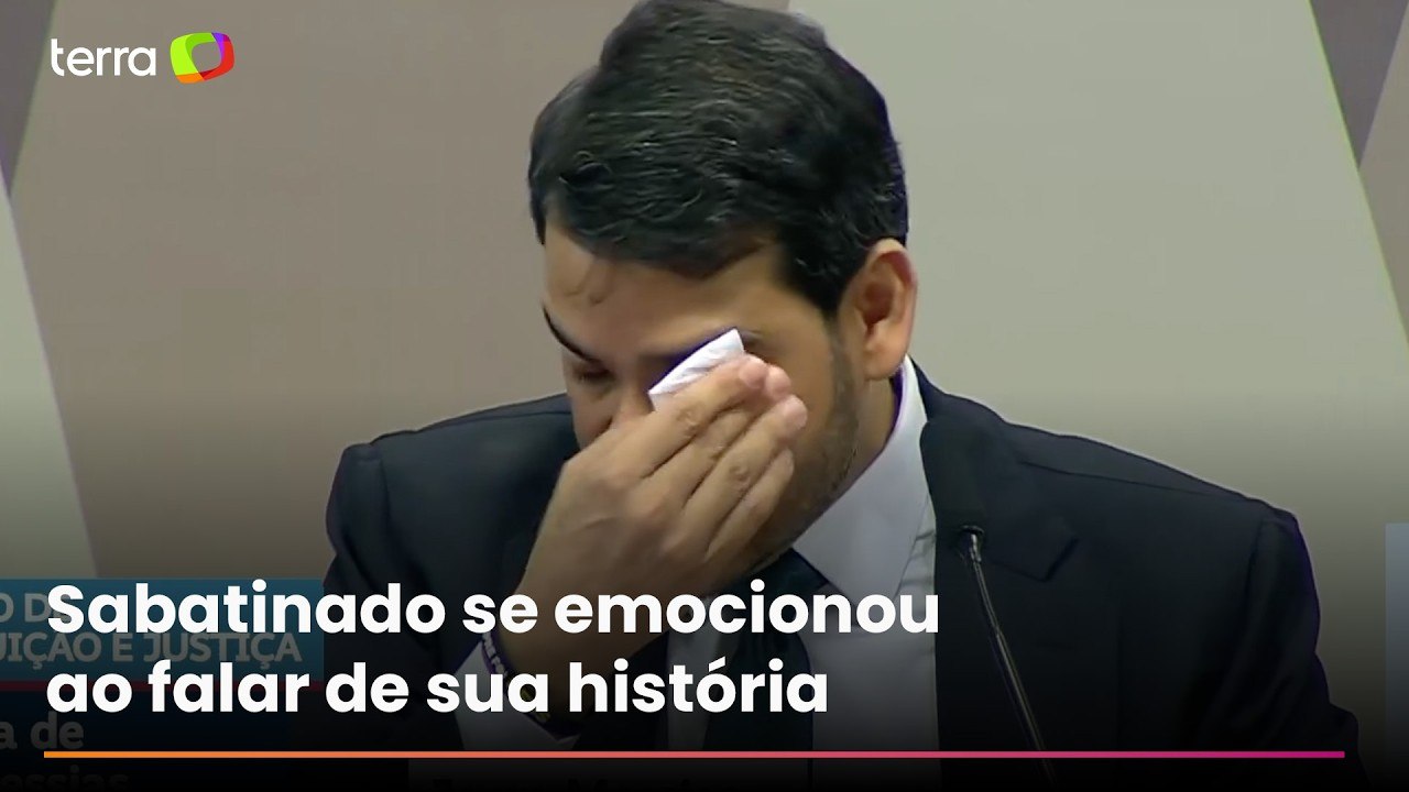 Jorge Messias usa lenço para enxugar rosto após se emocionar em sabatina no Senado