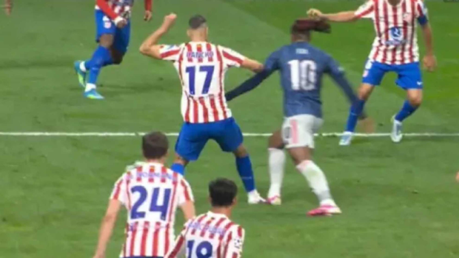 Así fue el penalti de Hancko sobre Eze que el árbitro anuló tras revisar el VAR