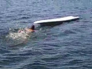 Elin på udden och på vindsurfingbrädan