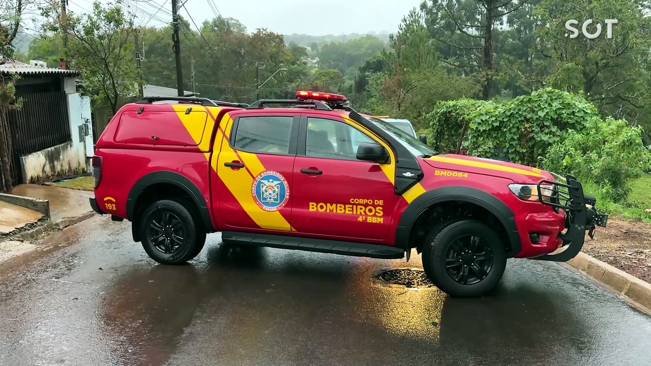 Chuva intensa faz asfalto ceder e carro é engolido por buraco em Cascavel
