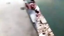 Vídeo. Pai salta para linha do comboio para salvar o filho no Bangladesh