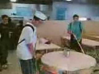 Dernier midi au pti RU, RT style (Bobby et Rikki au balais)