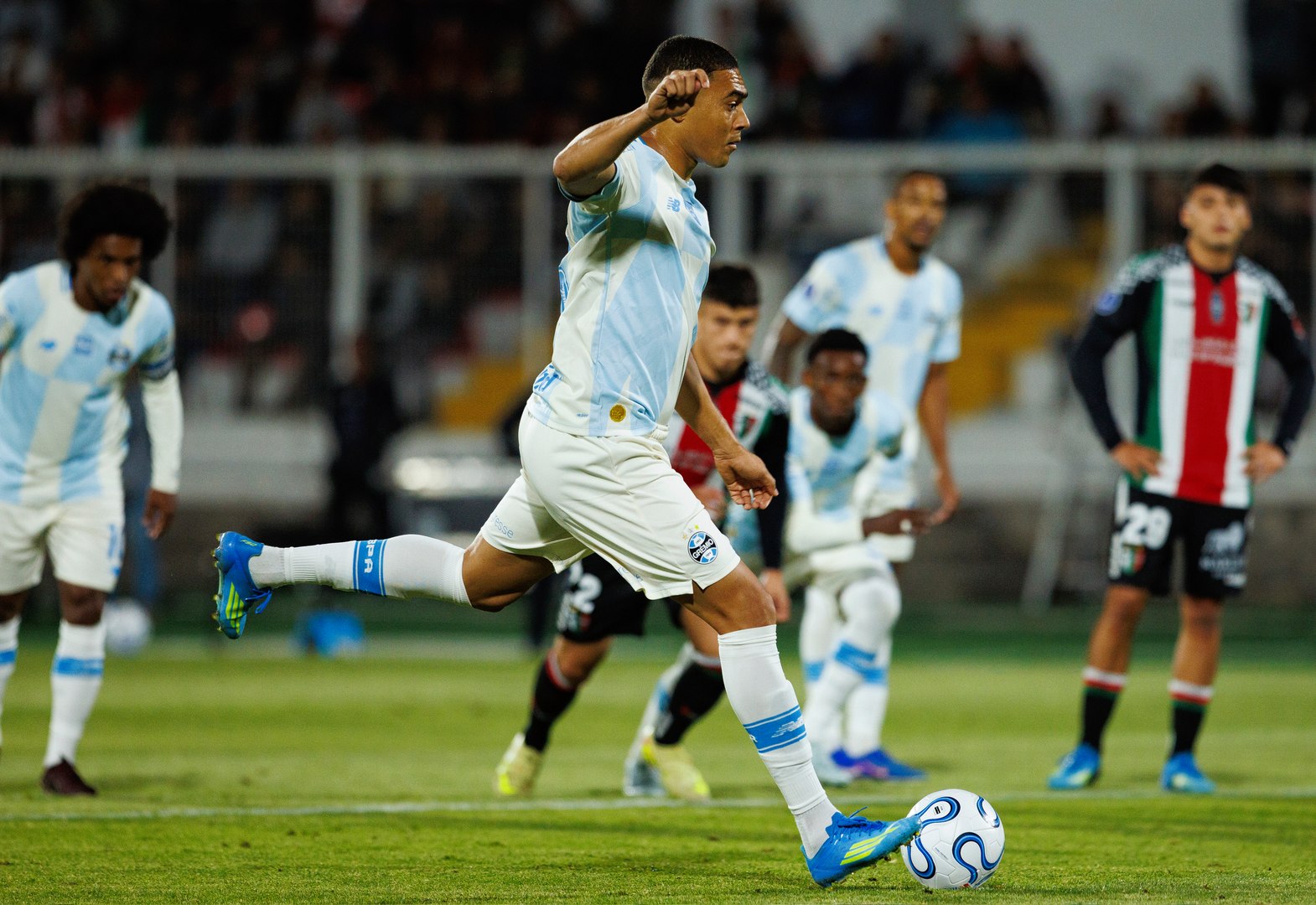 Carlos Vinicius fails three times in a row from the penalty spot