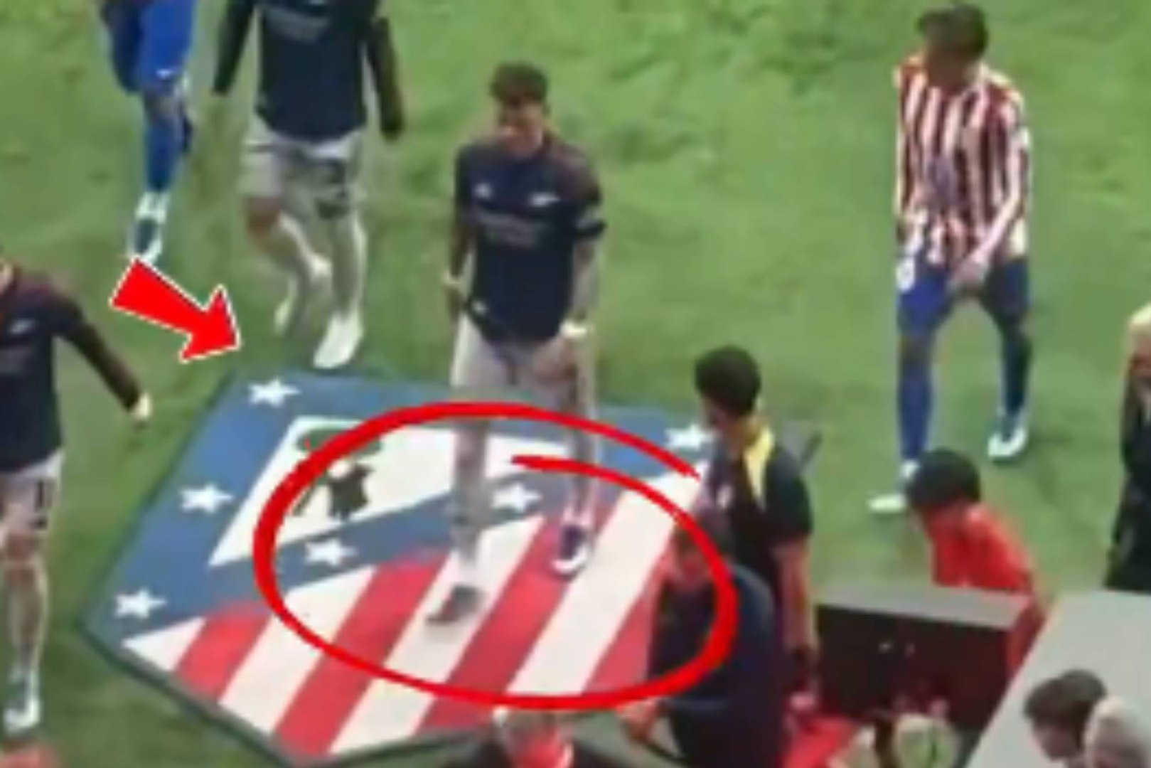 Tensión con un jugador del Arsenal al pisar el escudo del Atlético