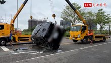 台中北屯車禍2傷！貨車卡路緣  300萬「運兵車」橫躺、玻璃碎滿地