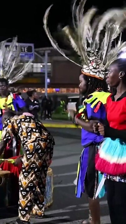 Sabastian Sawe es recibido en Nairobi tras batir el récord mundial de maratón.