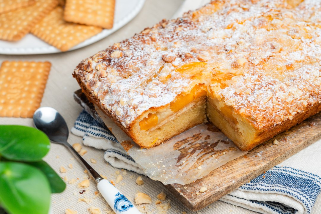 Tarta de galletas y melocotón en almíbar