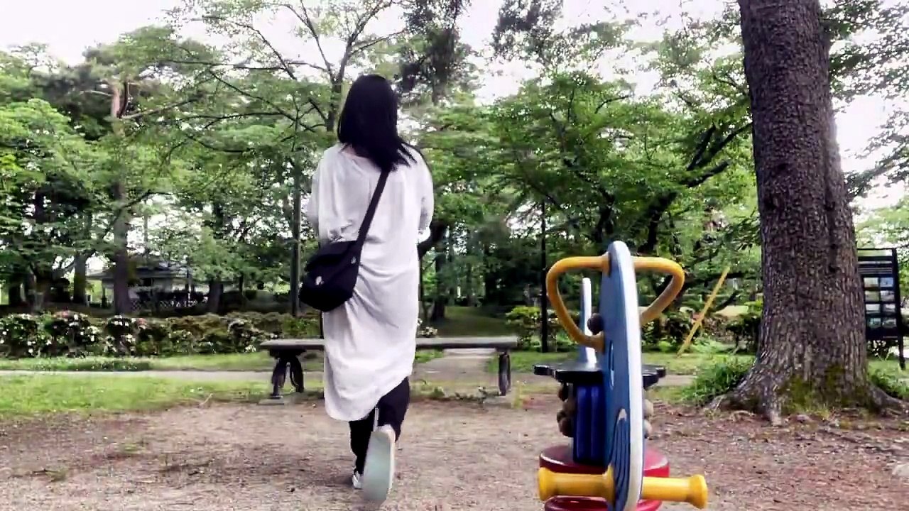 Un corbeau vole le gobelet d’une femme dans un parc au Japon